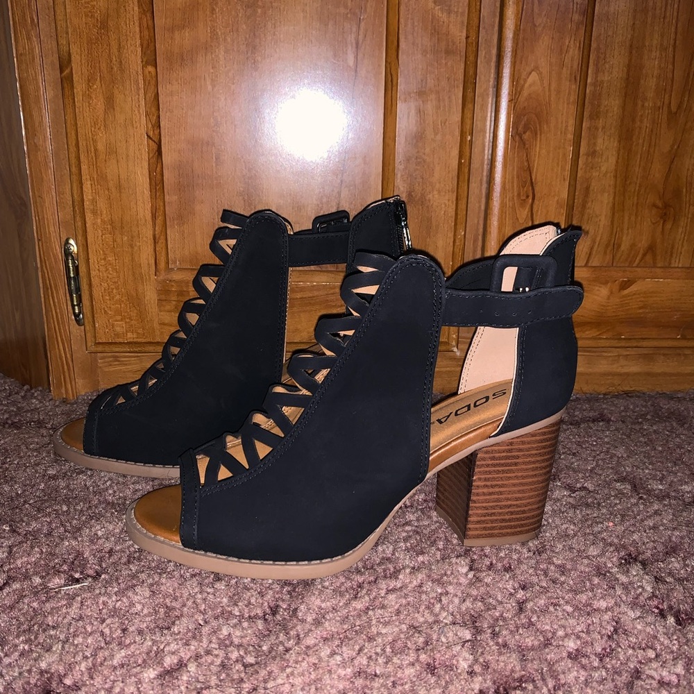 Open toe heel sandals